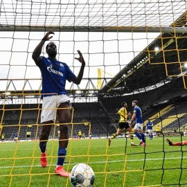 Almanya'da futbol rekorla geri geldi