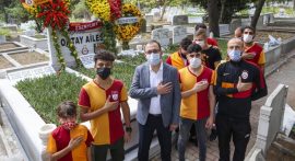 Bakan Kasapoğlu Metin Oktay'ı kabri başında andı
