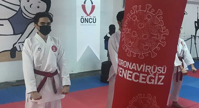 Genç sporcular koronavirüse karşı özel kum torbalarıyla çalışıyor