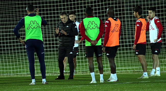 Antalyaspor’da Ersun Yanal ilk antrenmanına çıktı