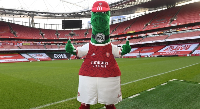 Arsenal’ın maskotu Gunnersaurus geri döndü