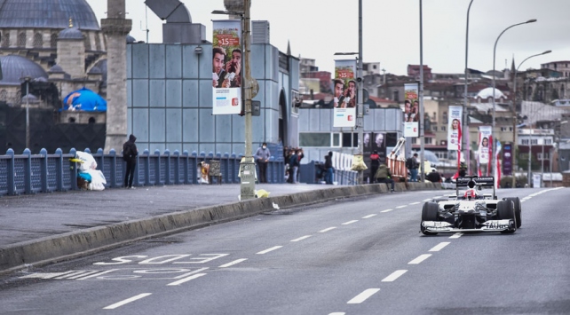 Galata Köprüsü’nde Formula 1 rüzgarı esti