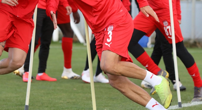 Sivasspor’da 2 futbolcunun koronavirüs testi pozitif çıktı