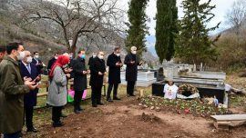 Bakan Kasapoğlu Özkan Sümer'in kabrini ziyaret etti