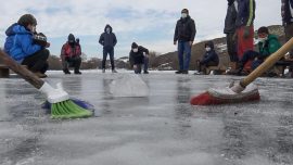 Buz tutan Kars Çayı'nda "curling" keyfi