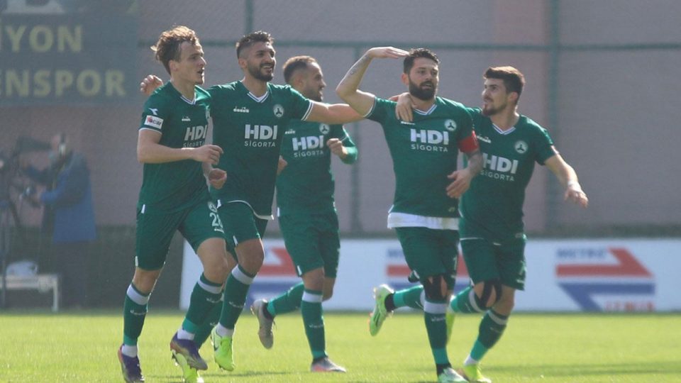 Giresunspor liderliğini sürdürdü