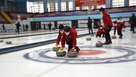 Kars Çayı'nda curling oynayan çocukların hayalleri gerçek oldu