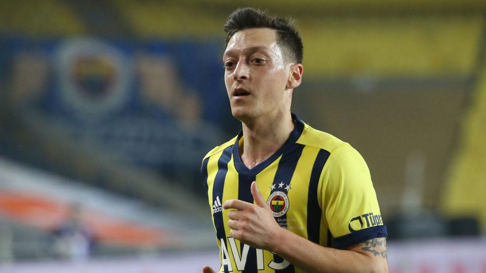 Mesut Özil’den derbi paylaşımı