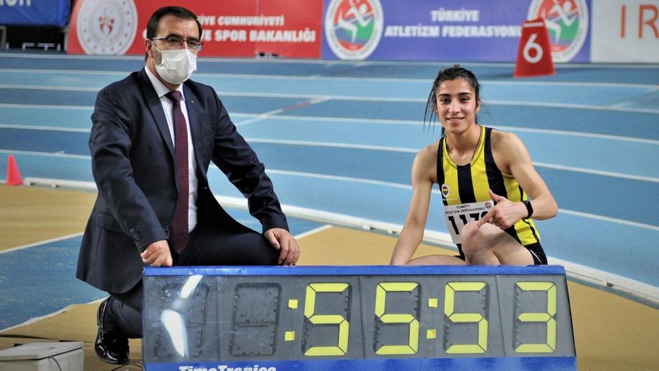 Milli atlet Nevin İnce 400 metrede rekor kırdı