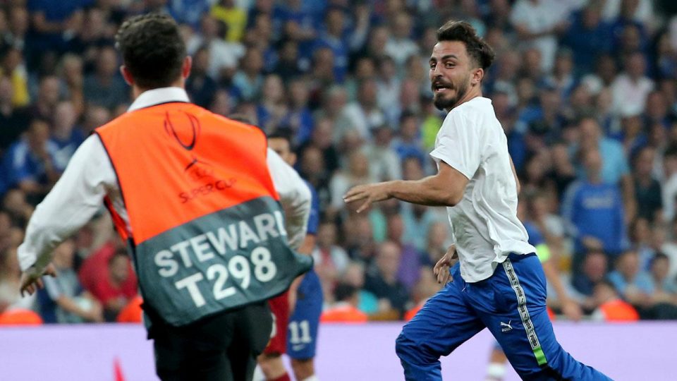 UEFA maçında sahaya giren kişiye hapis cezası