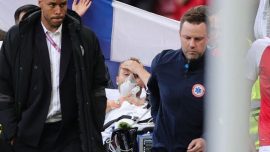 EURO 2020'de korkutan anlar: Eriksen maç sırasında fenalaştı