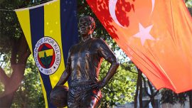 Fenerbahçe efsanesi Can Bartu'nun heykeli açıldı