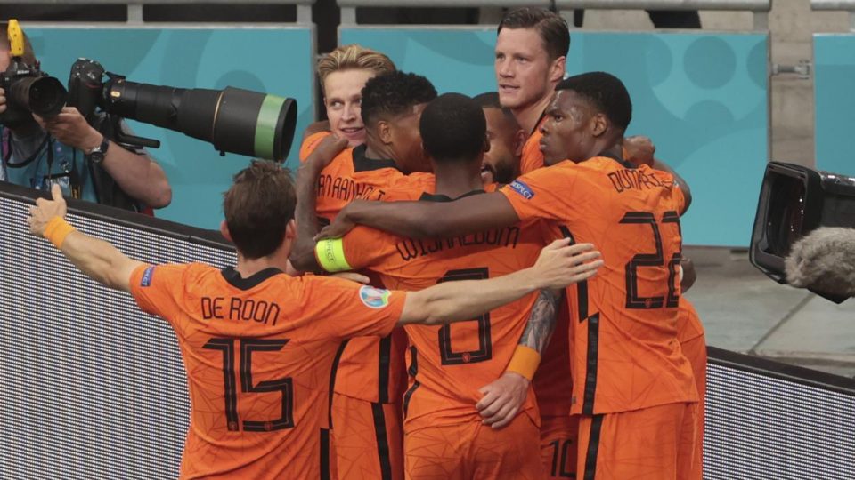 Hollanda tur biletini aldı
