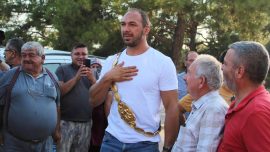 Başpehlivan Gürbüz, memleketinde coşkuyla karşılandı