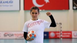 Genç hentbolcu Merve Akpınar'a eğitim ve spor bursu verilecek