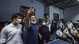 Bakan Kasapoğlu Abdullah Öztürk'ün ailesini tebrik etti