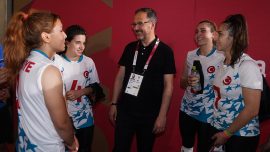 Bakan Kasapoğlu Tokyo'da milli sporcuları yalnız bırakmıyor