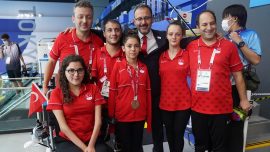 Bakanı Kasapoğlu paralimpik milli yüzücüleri tebrik etti
