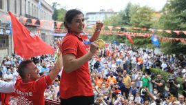 Busenaz Sürmeneli Trabzon'da coşkuyla karşılandı
