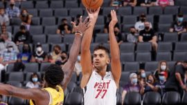 Ömer Faruk Yurtseven NBA'de "double-double" ile başladı