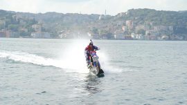 Robbie Maddison motosikletiyle su üzerinde İstanbul Boğazı'nı geçti