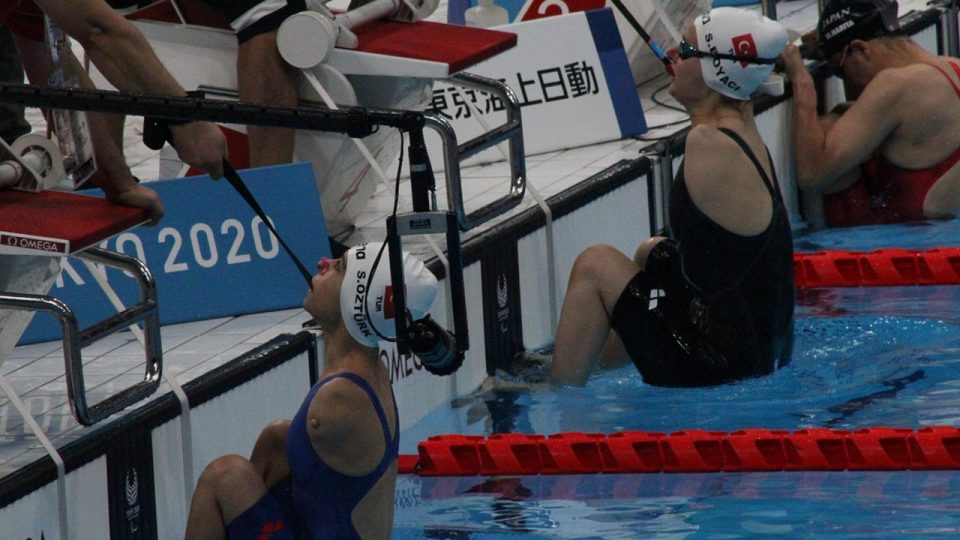 Sevilay Öztürk ve Sümeyye Boyacı 50 metre sırtüstünde finale kaldı