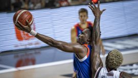 Anadolu Efes Beşiktaş'ı farklı geçti