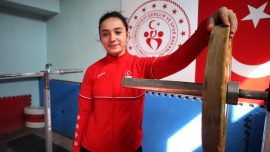 Milli halterci Nuray Levent Finlandiya'da 3 altın madalya kazandı