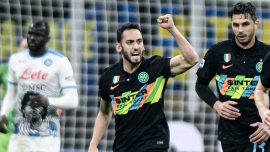 Hakan Çalhanoğlu attı Inter Napoli'yi devirdi