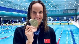 Milli yüzücü Güneş'ten altın madalya