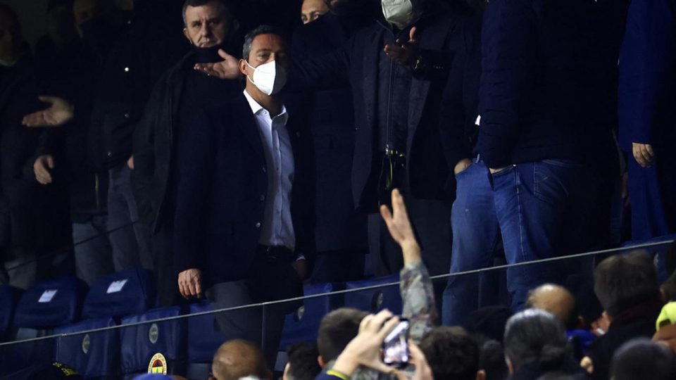 Fenerbahçe taraftarından istifa çağrısı