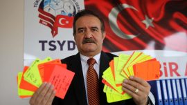 Futbol hakemlerinin sarı ve kırmızı kartlarından koleksiyon oluşturdu