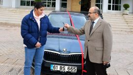 Milli boksör Busenaz Sürmeneli'ye otomobil hediye edildi