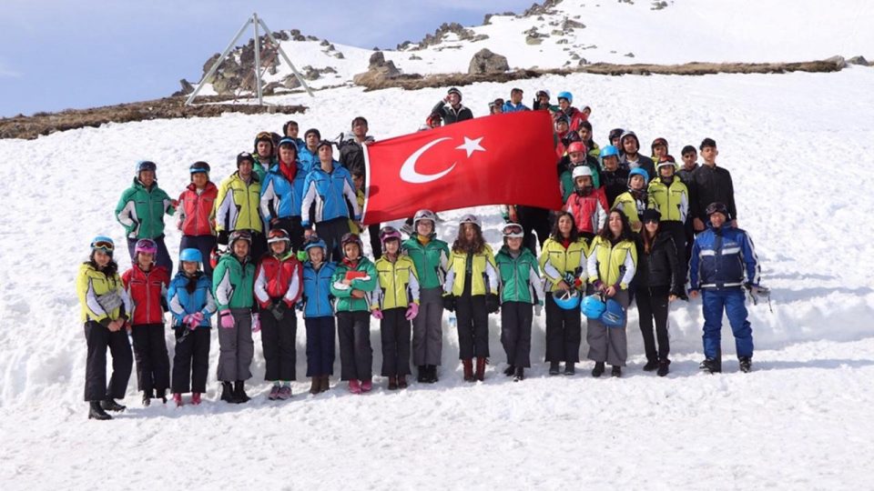 Sivas’ta kırsaldaki çocuklar kayakla tanışıyor