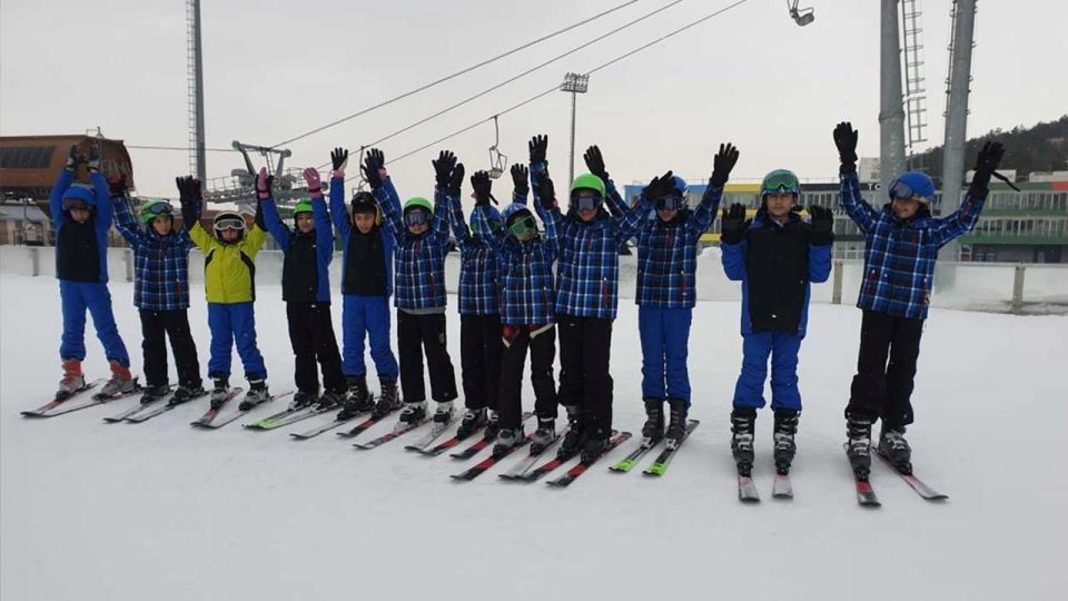 Erzurum’da öğrencilere kayak eğitimi verildi