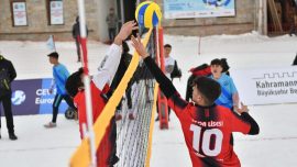Kahramanmaraş'ta kar voleybolu heyecanı