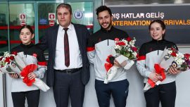 Milli kayakçılar Ankara'da çiçeklerle karşılandı