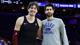 NBA'deki Türk oyunculardan karşılaştıkları maç öncesi dostluk pozu