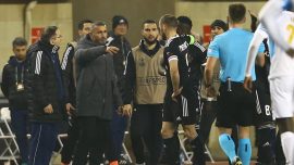 Oyuncusunun elle attığı golü iptal ettirdi
