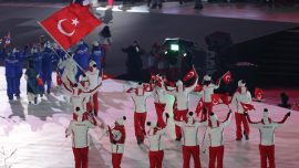 Pekin'de Türk bayrağını Ayşenur Duman ve Furkan Akar taşıyacak