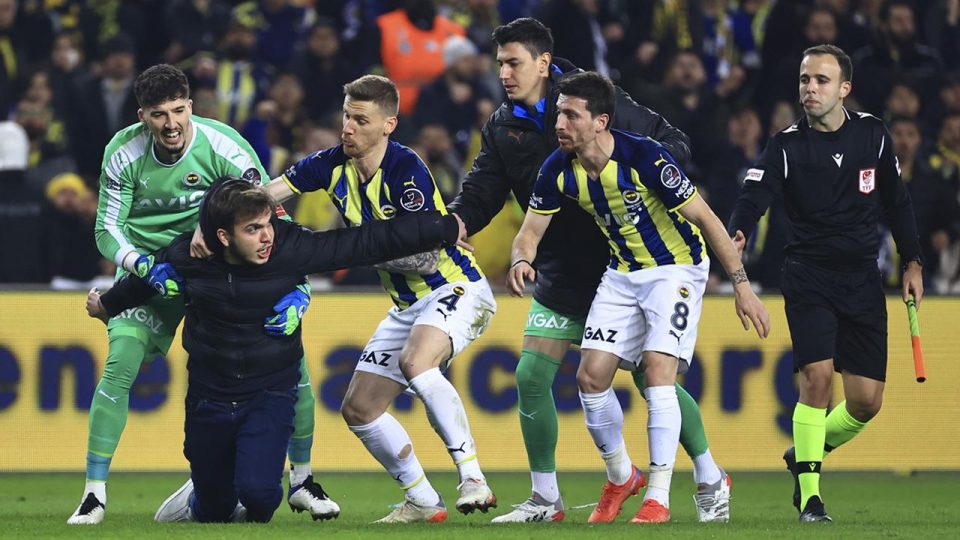 Fenerbahçe-Trabzonspor maçında sahaya taraftar girdi