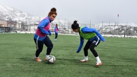 Hakkari'nin kadın "Messi"si futbol tutkusuyla dikkati çekiyor