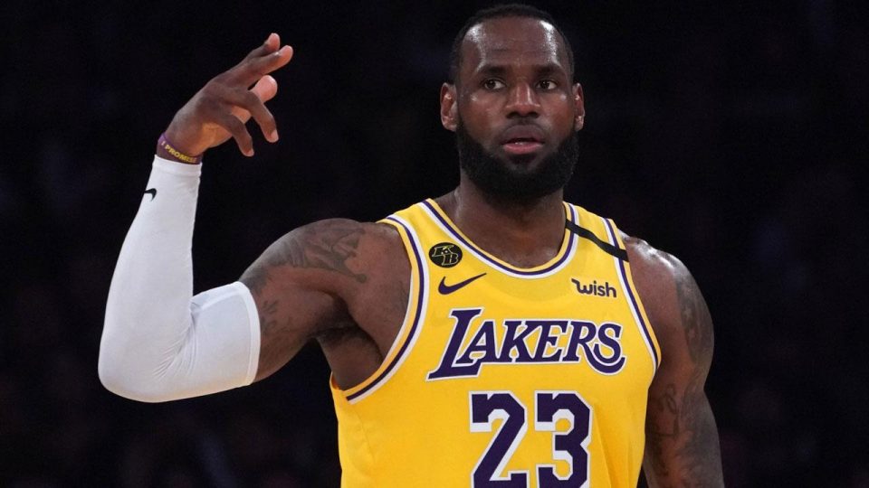 NBA’de LeBron James Lakers’ı sırtladı
