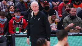 Spurs'ün başantrenörü Popovich NBA rekorunu egale etti