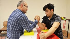 Babasının önerisine uydu bilek güreşinde zirveye çıktı