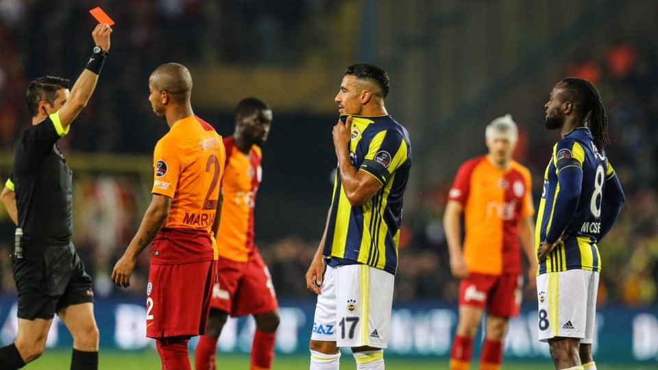 Derbide kartlar havada uçuşuyor