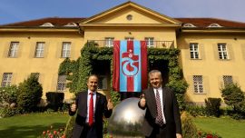 Almanya'nın Ankara Büyükelçiliği'ne Trabzonspor bayrağı