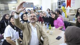 Bakan Kasapoğlu'ndan öğrenci yurduna sürpriz ziyaret