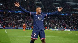 Kylian Mbappe Paris Saint-Germain'de kaldı