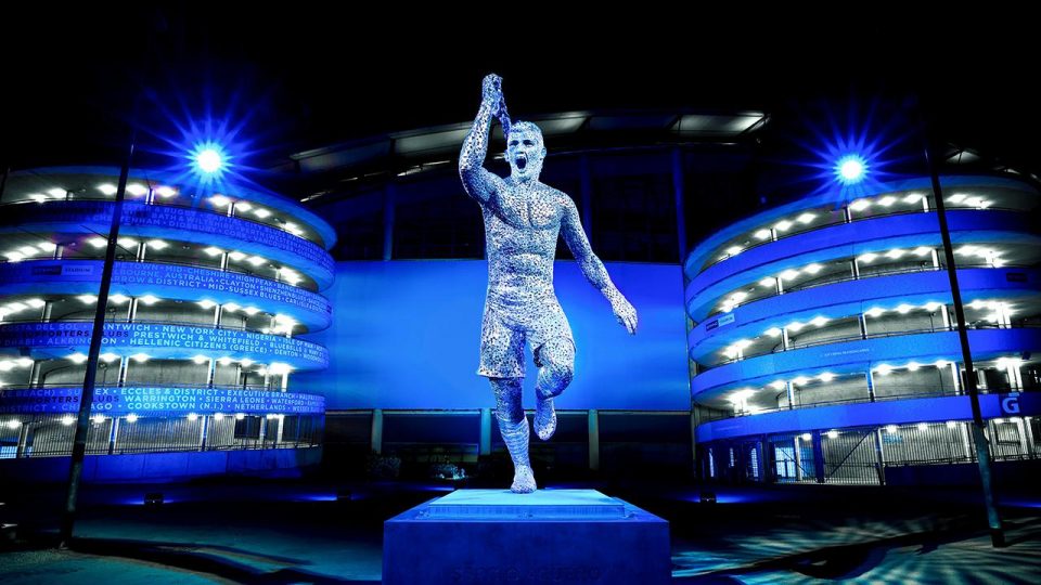Manchester City Sergio Agüero’nun heykelini dikti